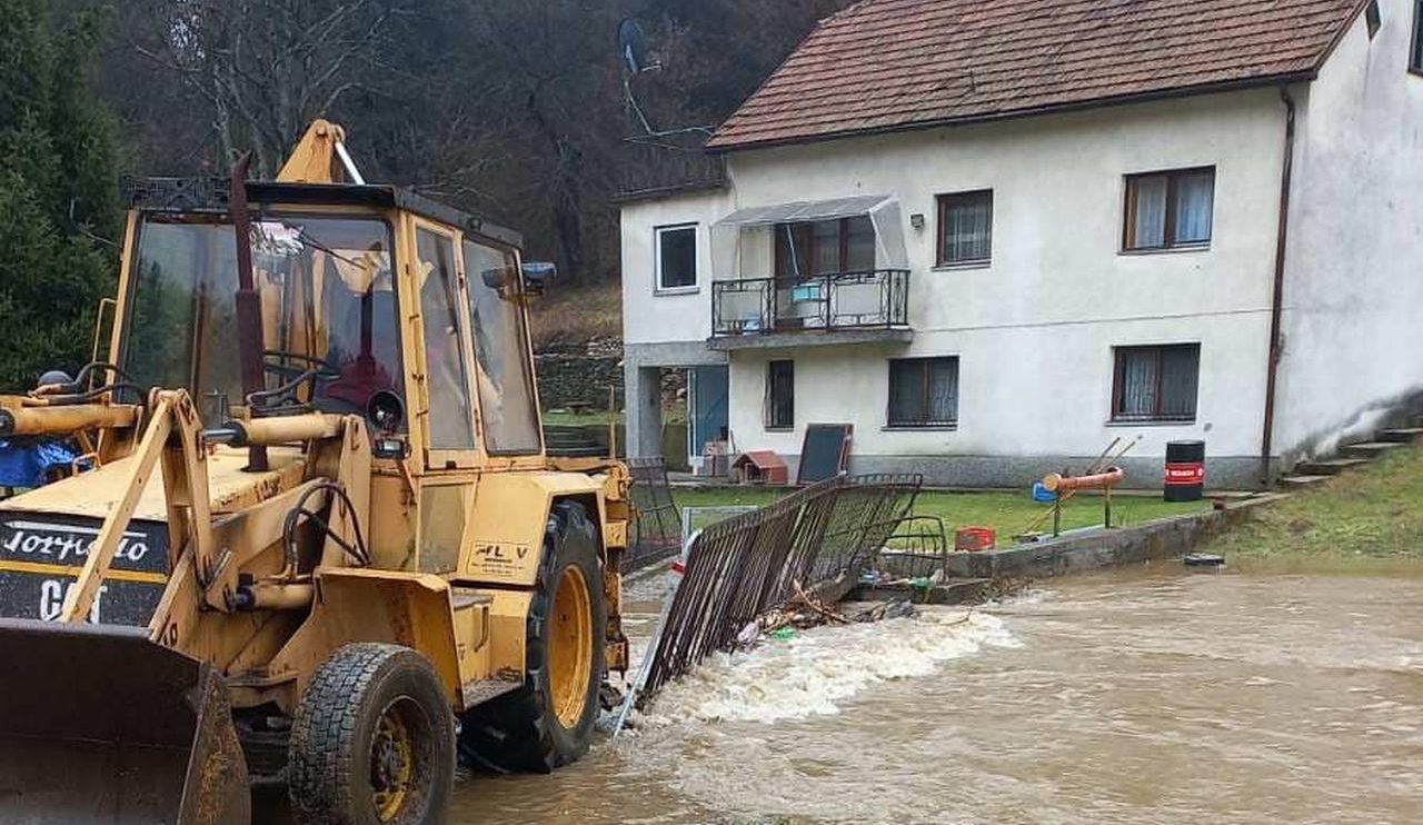 Poplave na području Travnika: Izljevanje na više lokacija
