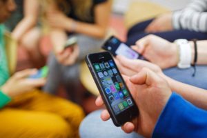 Vaše mišljenje: Treba li zabraniti unošenje mobitela u škole?