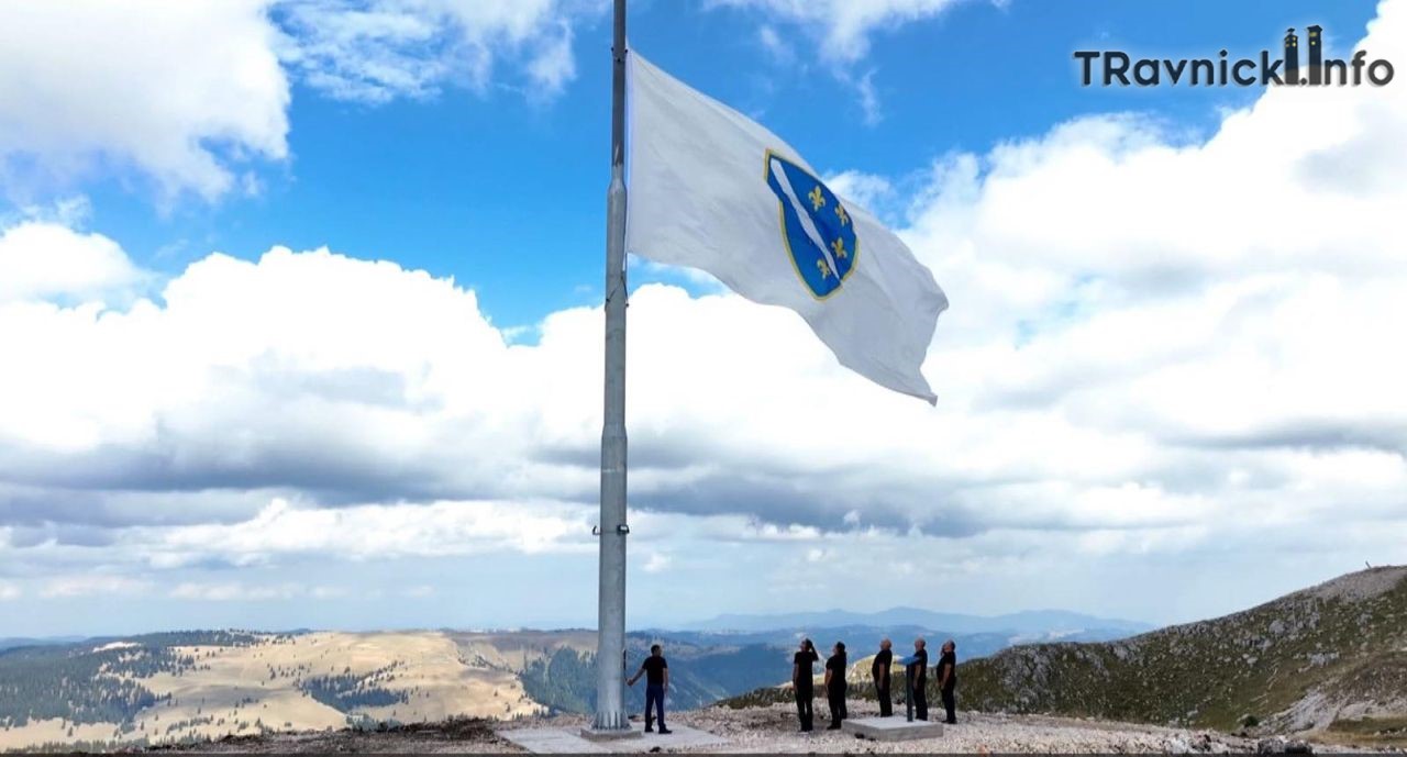 Na vrhu Vlašića se zavijorila najveća zastava Republike BiH