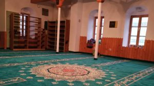 Lukačka džamija, nacionalni spomenik BiH, uljepšana novim tepisima