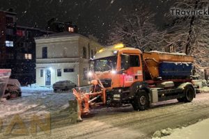 Uposlenici JKP Bašbunar večeras rade na čišćenju snijega