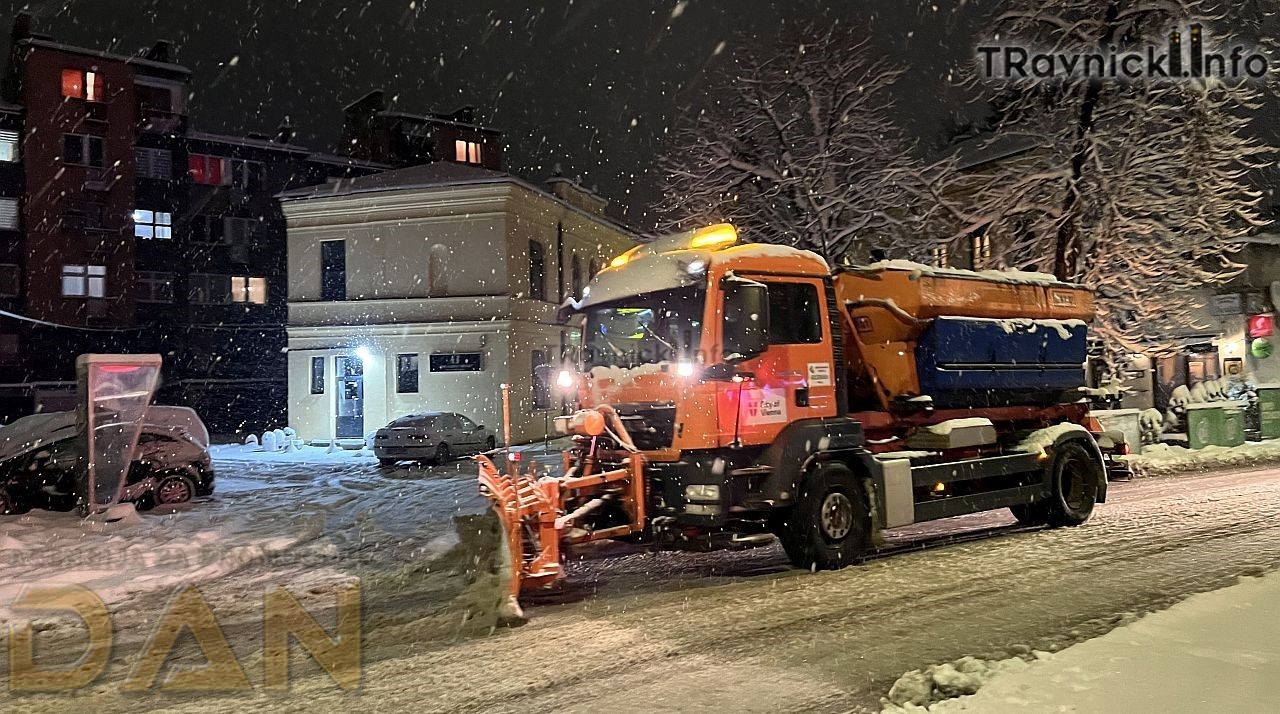 Uposlenici JKP Bašbunar večeras rade na čišćenju snijega