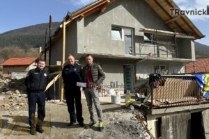 Travnički policajci prikupili sredstva za obnovu izgorene kuće u Karauli