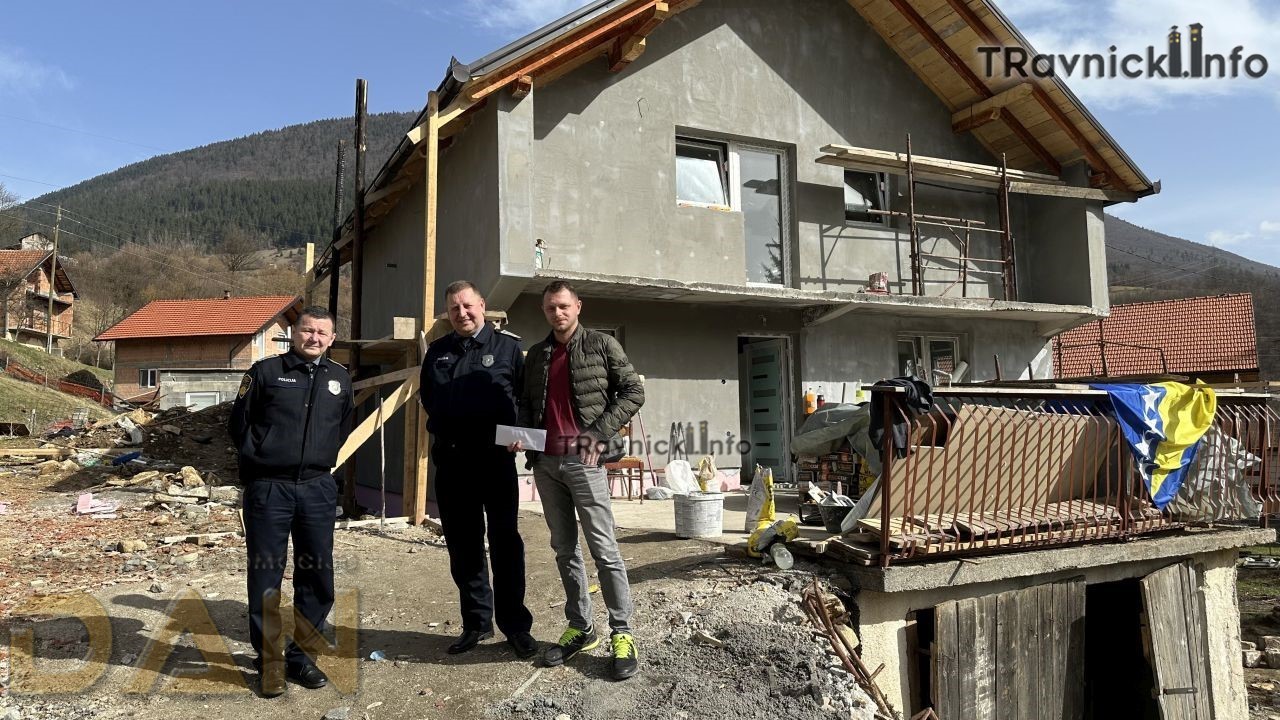 Travnički policajci prikupili sredstva za obnovu izgorene kuće u Karauli