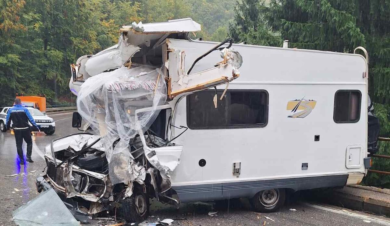 Teška nezgoda na Komaru: Sudarili se kamper i teretno vozilo