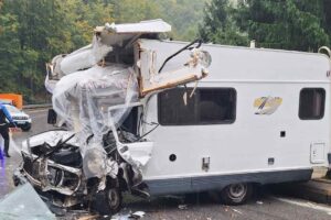 Teška nezgoda na Komaru: Sudarili se kamper i teretno vozilo