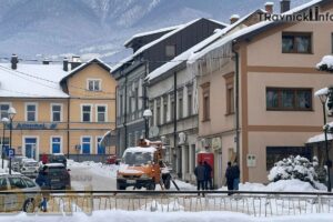 Građani i sami brinu o sigurnosti: Uklanjanje ledenica s krovova u Travniku