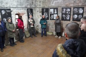 Travnik kroz lica i priče: Otvorena izložba portreta Mirsada Mujanovića na Starom gradu