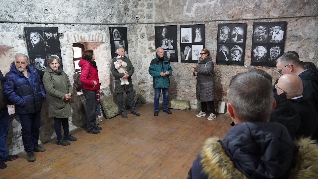 Travnik kroz lica i priče: Otvorena izložba portreta Mirsada Mujanovića na Starom gradu