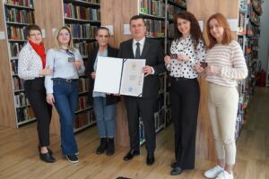 Plaketa Općine Travnik Gradskoj biblioteci: 80 godina kulture, znanja i trajne vrijednosti