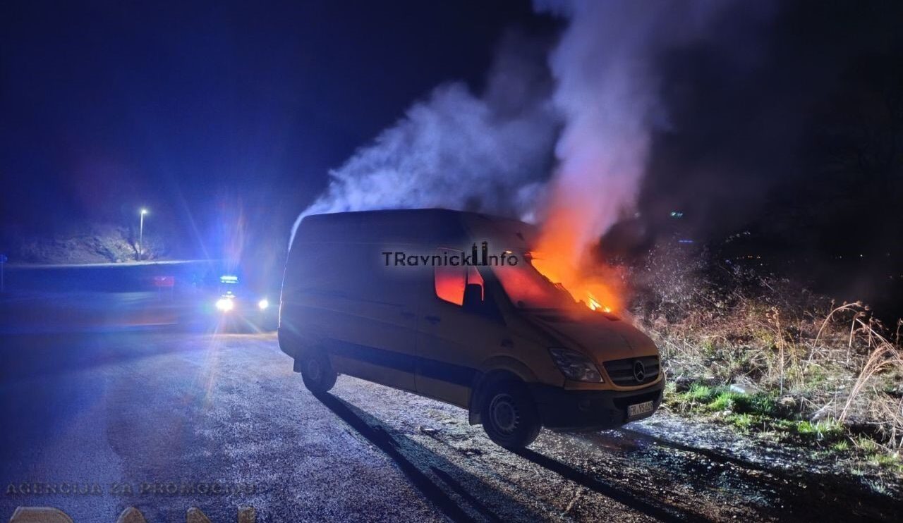 Noćna drama kod Travnika: U vožnji planuo kombi, policija spriječila veću štetu