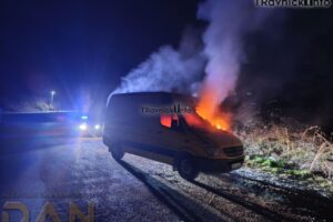 Noćna drama kod Travnika: U vožnji planuo kombi, policija spriječila veću štetu