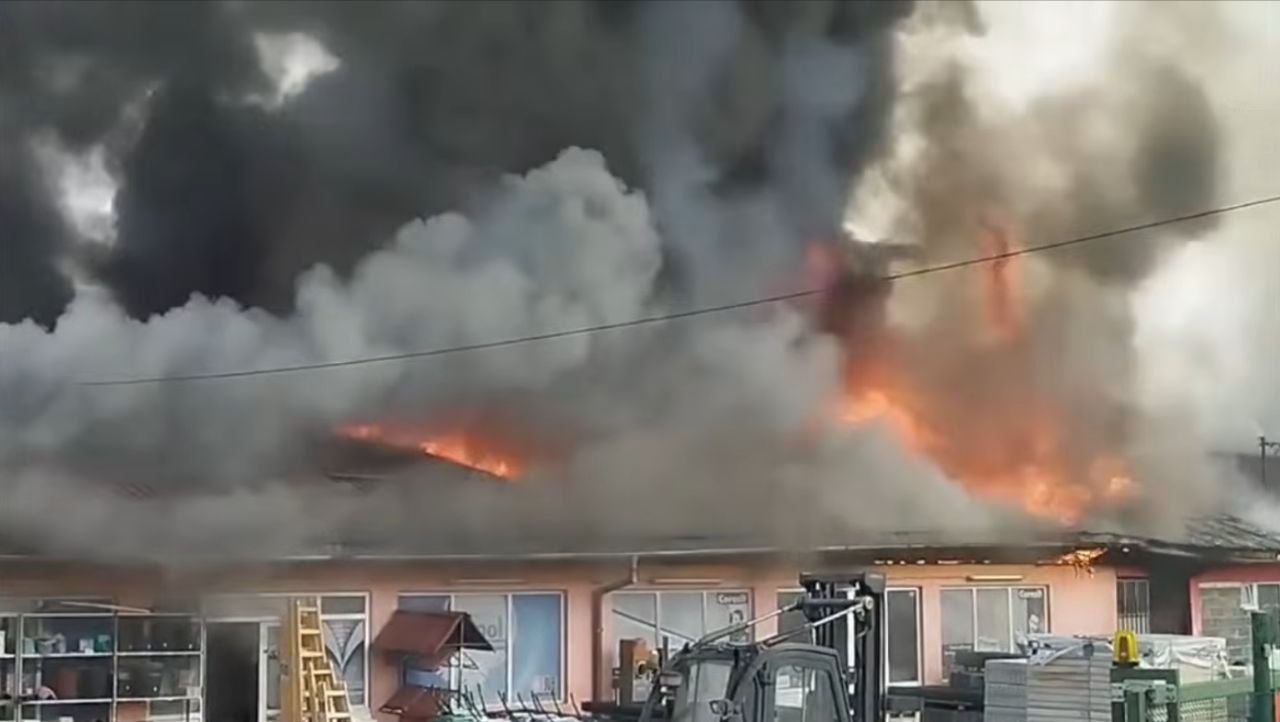 Veliki požar u Bugojnu izazvao ogromnu štetu: Vatra zahvatila više objekata, istraga u toku