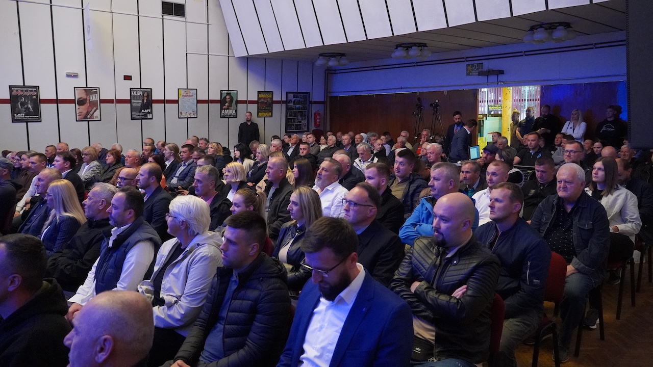 U Travniku održana tribina Naroda i Pravde
