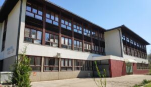 Lažne dojave o bombama ponovo uznemirile Jajce: Djeca evakuisana iz škola, policija upozorava – ovakve šale završavaju zatvorom