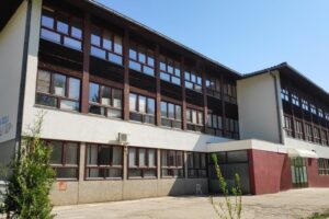 Lažne dojave o bombama ponovo uznemirile Jajce: Djeca evakuisana iz škola, policija upozorava – ovakve šale završavaju zatvorom