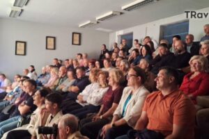 Travnička publika ispunila Kamernu scenu za predstavu „Kad bi stolice progovorile“