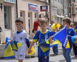 Travnik danas diše kao jedno: Plavo-žuta rijeka ponosa preplavila ulice grada