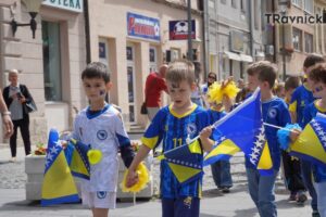 Travnik danas diše kao jedno: Plavo-žuta rijeka ponosa preplavila ulice grada
