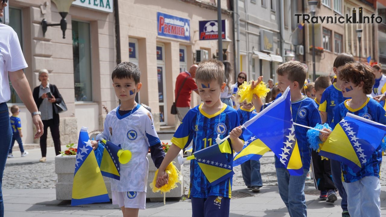 Travnik danas diše kao jedno: Plavo-žuta rijeka ponosa preplavila ulice grada