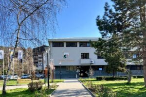 Općina Travnik upozorila: Zastave i reklame moraju biti uklonjene sa stubova javne rasvjete, slijede prekršajne posljedice