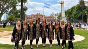 Pjesma koja prelazi okeane: Klapa Valovi iz Argentine stiže u Vitez, na sceni i Viteški akordi i Lašvanske dive