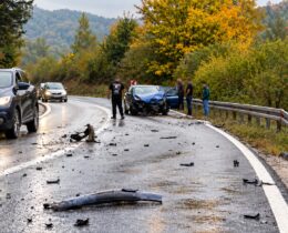 Saobraćajna nezgoda na Komaru: Oprez zbog ulja i goriva na mokrom kolovozu!